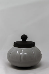 Tea jar 5 by ceramic artist Catharina Sommer