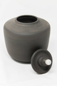 Tea jar 1 by ceramic artist Catharina Sommer