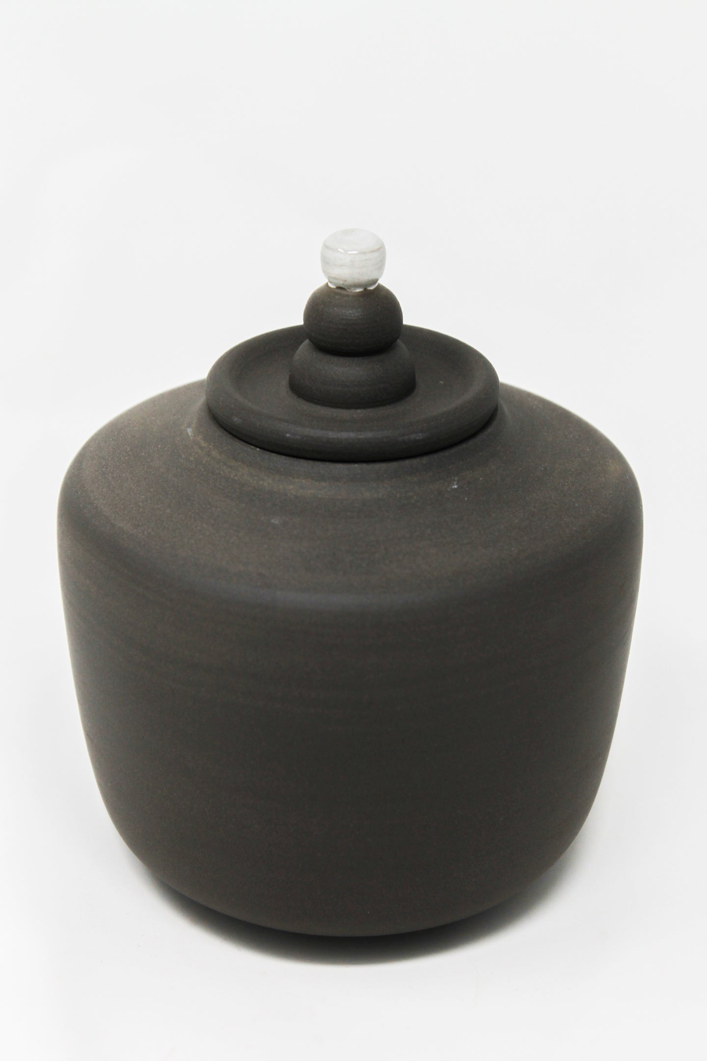Tea jar 1 by ceramic artist Catharina Sommer
