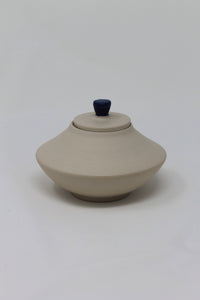 Tea jar 2 by ceramic artist Catharina Sommer