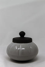 Load image into Gallery viewer, Tea jar 5 by ceramic artist Catharina Sommer