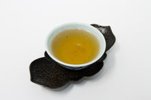 Load image into Gallery viewer, 2015 Yiwu Mahei Autumn Teacake 麻黑谷花青餅 - Sunsing tea